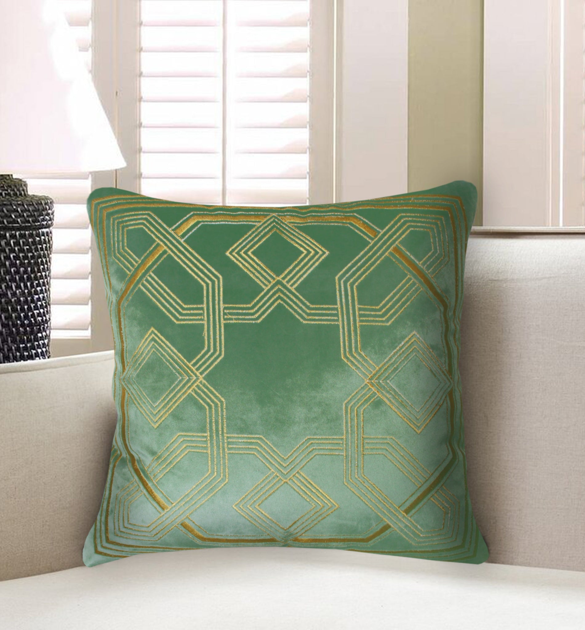 Green Velvet Cushion Cover Arabesque Geometric Embroidery Decorative Pillow Classic Home Decor Throw Pillow for Sofa Chair Living Room 45x45 cm 18x18 In