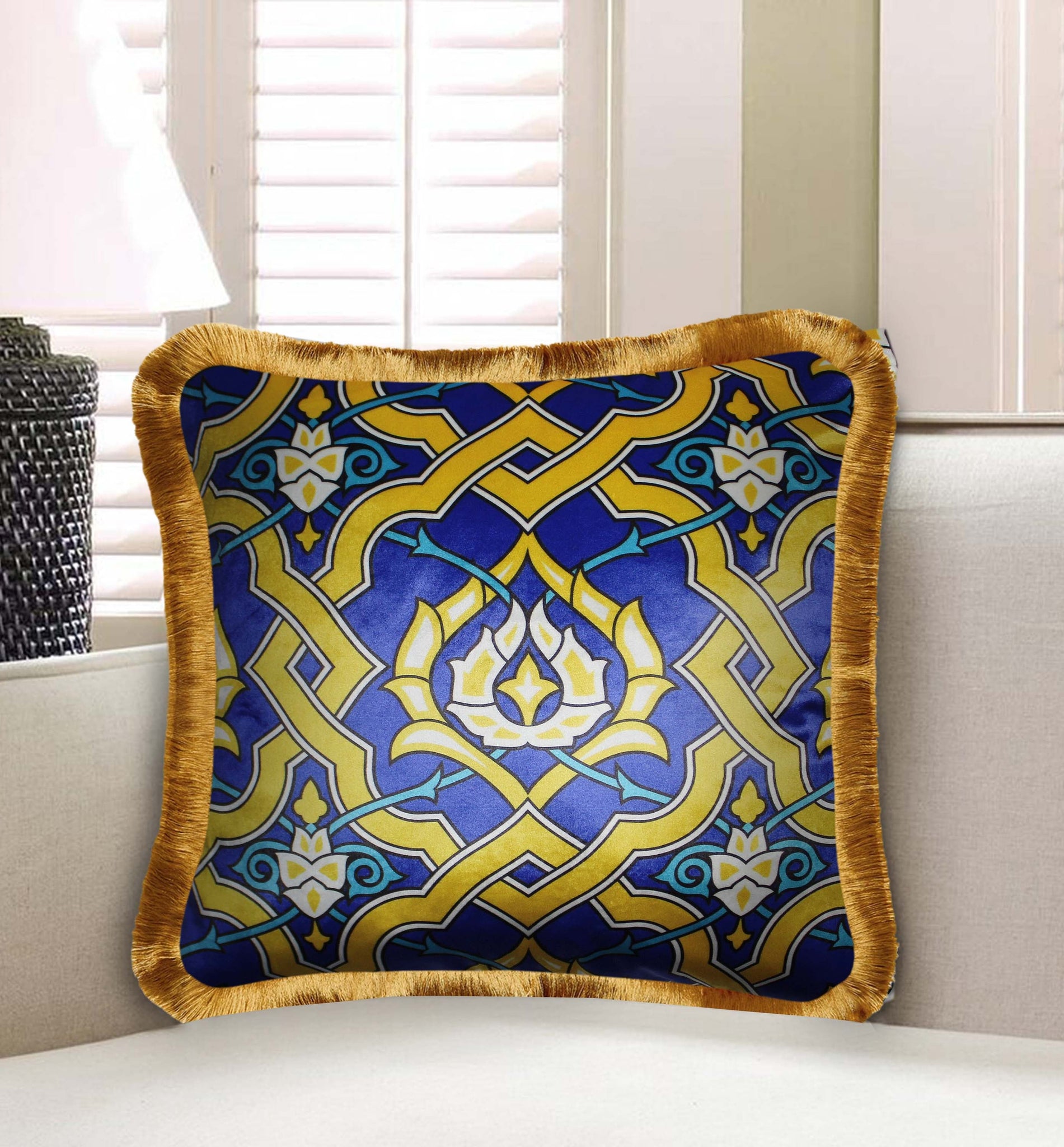 Golden Velvet Cushion Cover Traditional Damsk Floral Motif Decorative Pillowcase Classic Home Decor Throw Pillow for Sofa Chair Couch Bedroom 45x45 cm 18x18 In