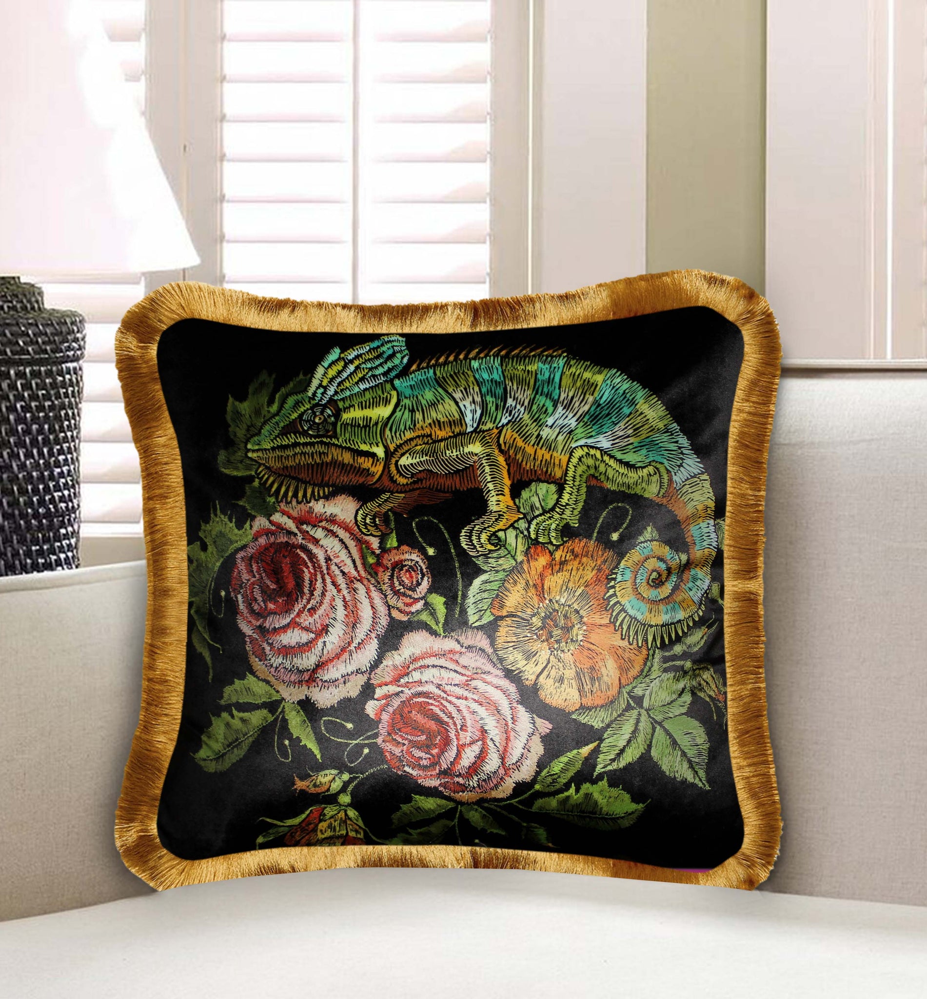 Velvet Cushion Cover Embroidery Imitated Chameleon Decorative pillowcase Exotic Animal and Rose Throw Pillow for Sofa Chair 45x45cm 18x18 Inches