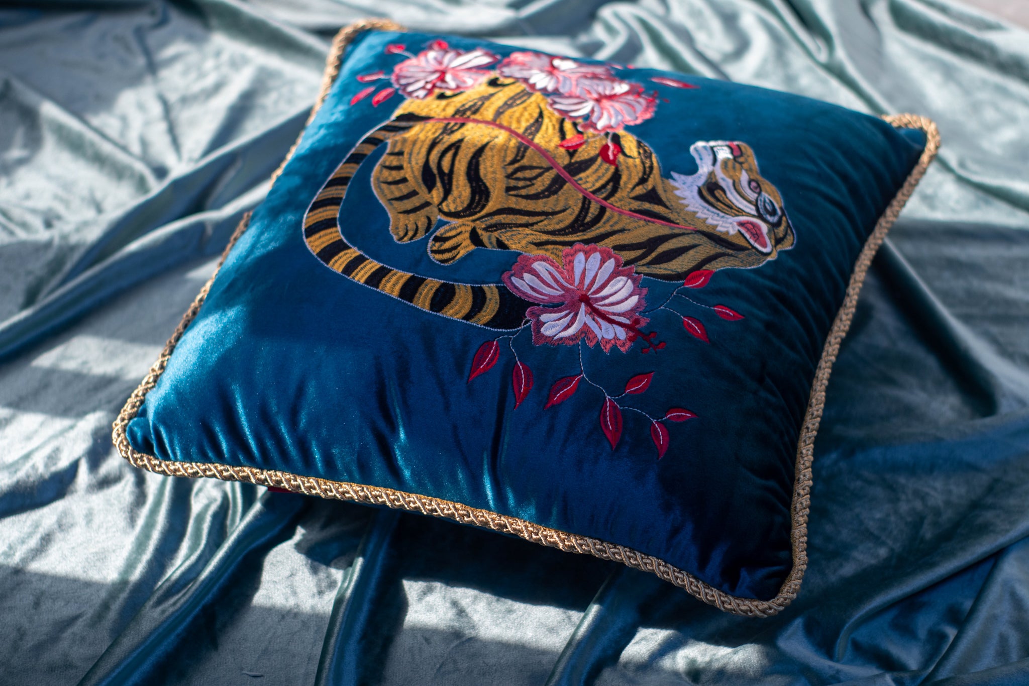 Velvet Cushion Cover Tiger Embroidery Decorative Pillowcase Modern Home Decor Throw Pillow for Sofa Chair Living Room 45x45 cm
